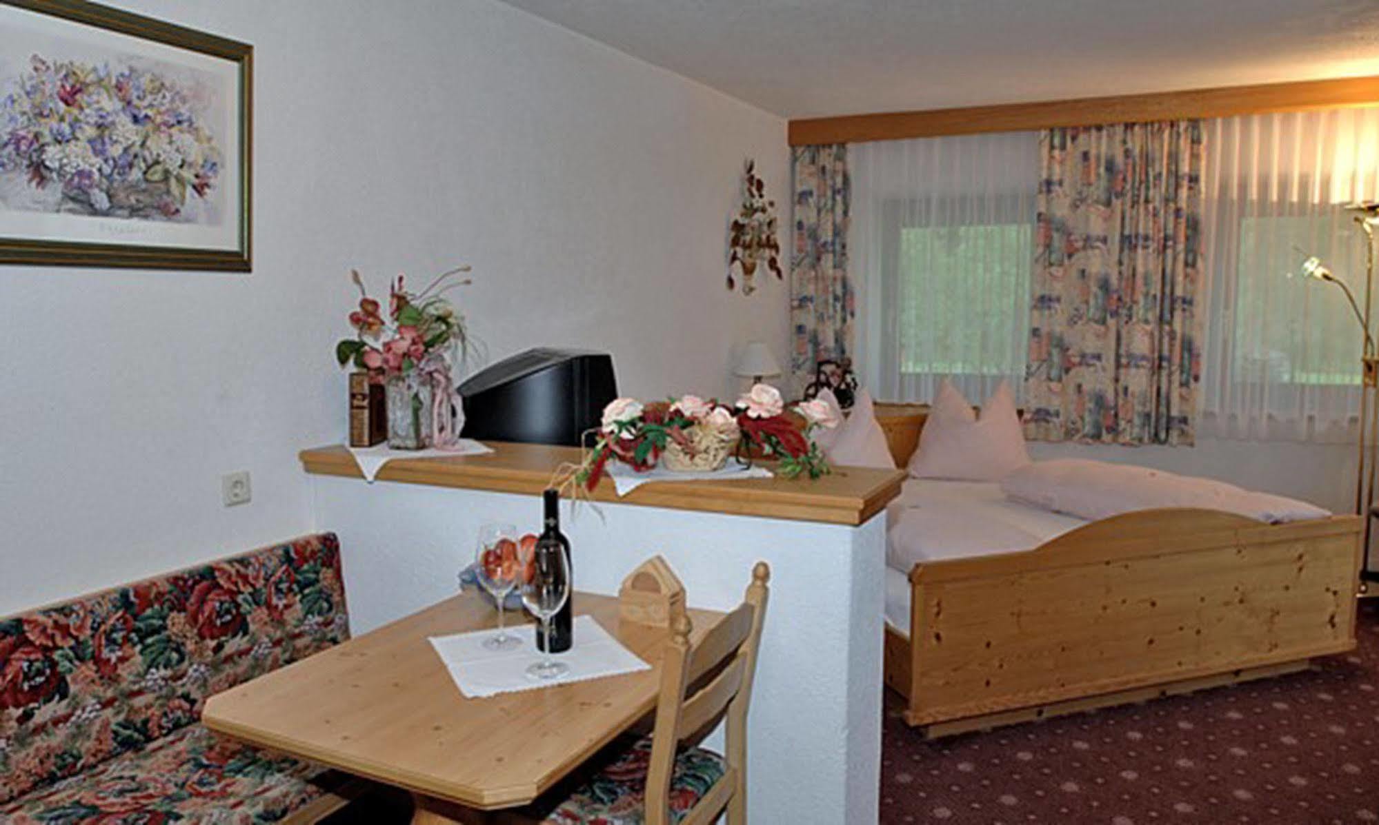 Pension Und Apartments Landhaus Marie Leutasch Zewnętrze zdjęcie