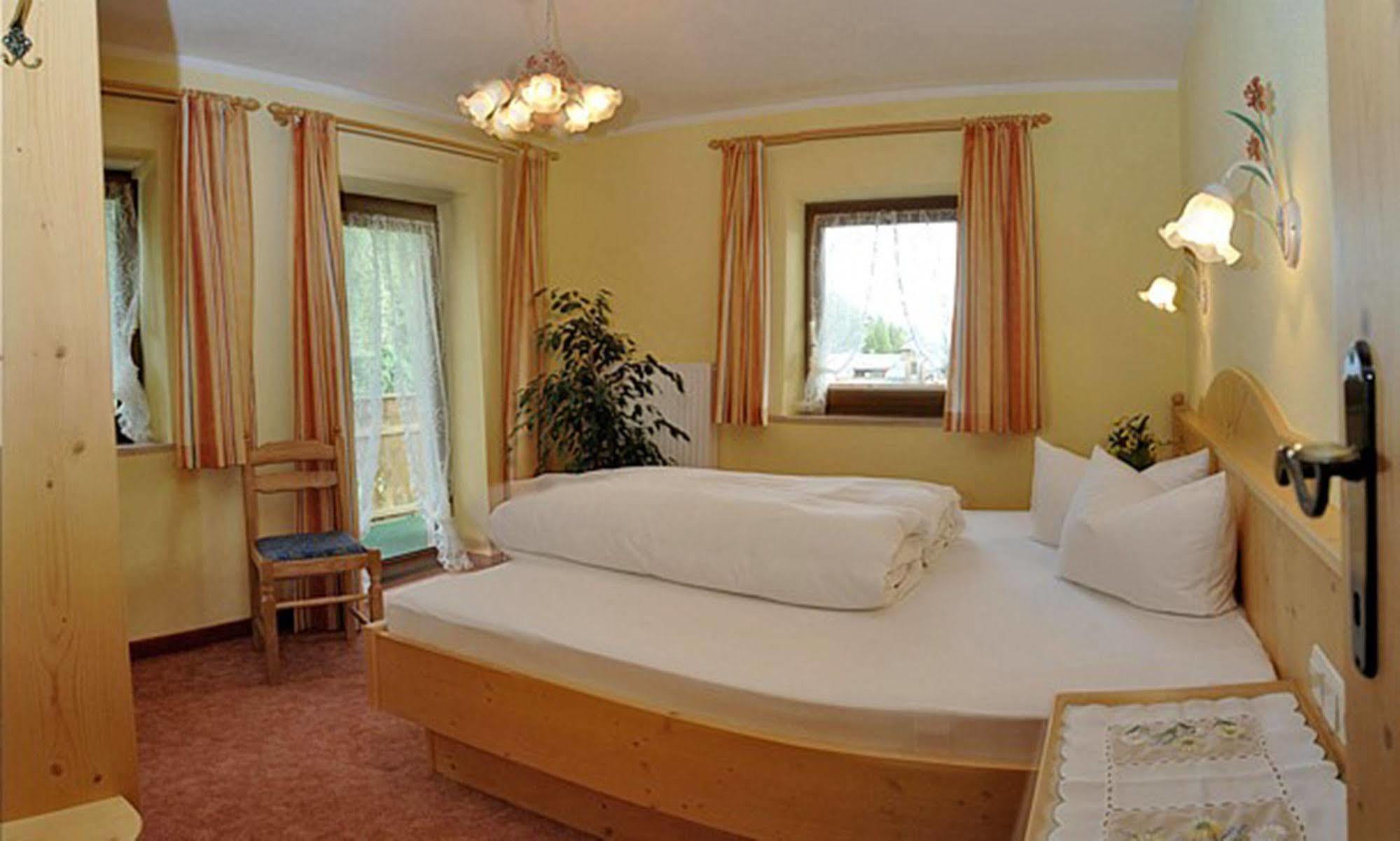 Pension Und Apartments Landhaus Marie Leutasch Zewnętrze zdjęcie