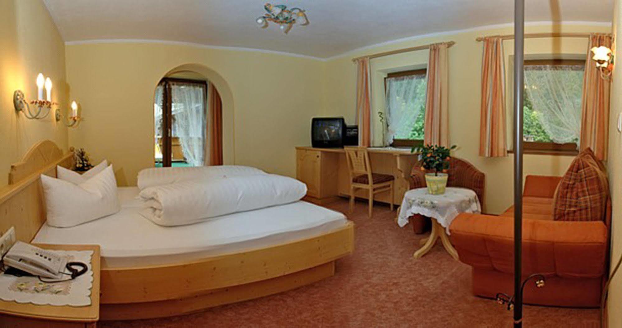 Pension Und Apartments Landhaus Marie Leutasch Zewnętrze zdjęcie