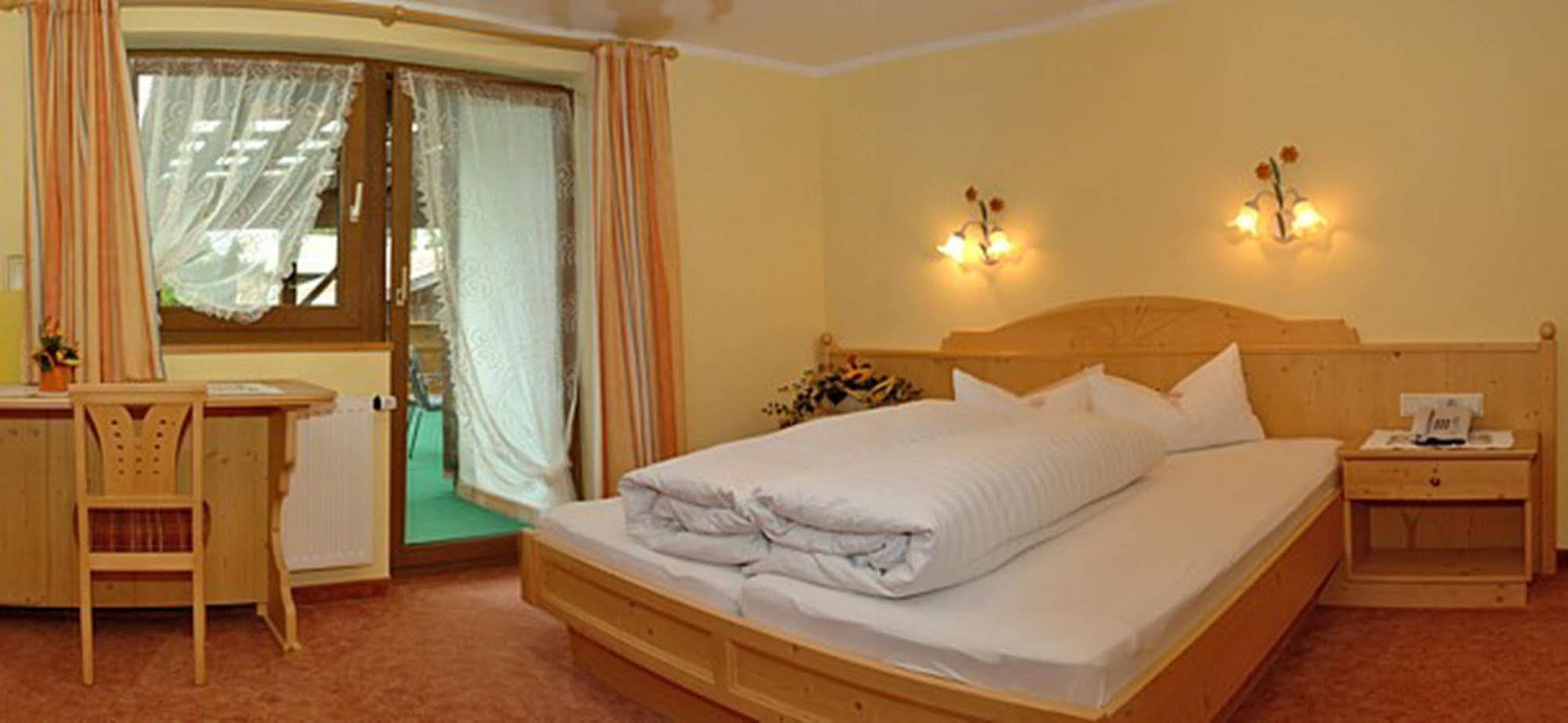 Pension Und Apartments Landhaus Marie Leutasch Zewnętrze zdjęcie
