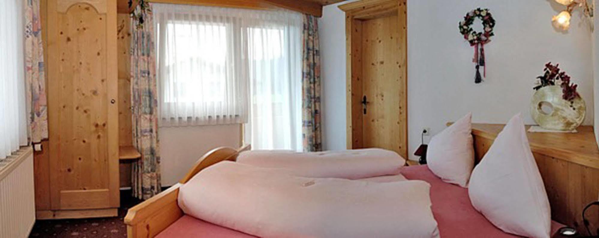 Pension Und Apartments Landhaus Marie Leutasch Zewnętrze zdjęcie